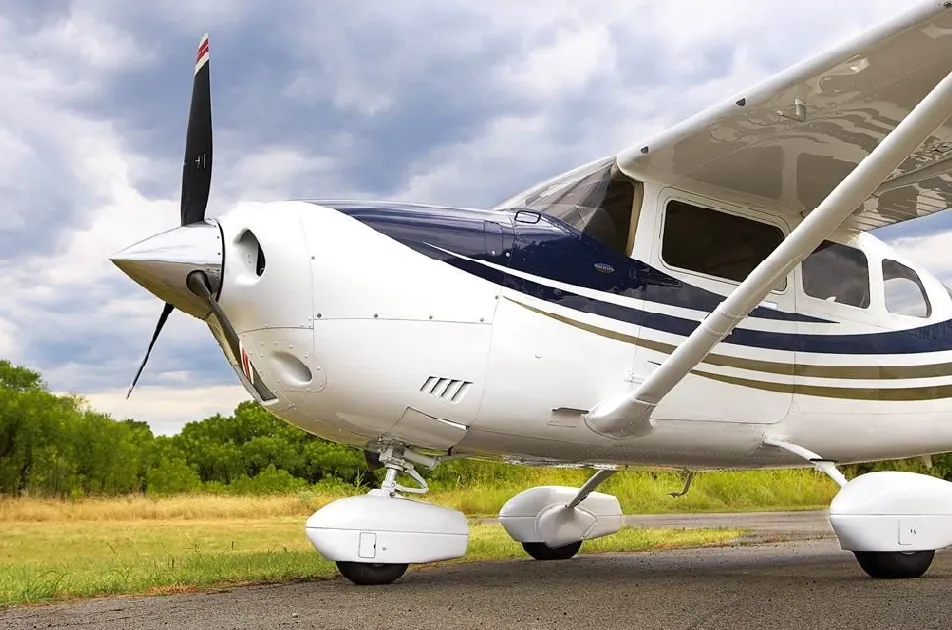 Luxury fly-in gorilla trekking safari in Uganda